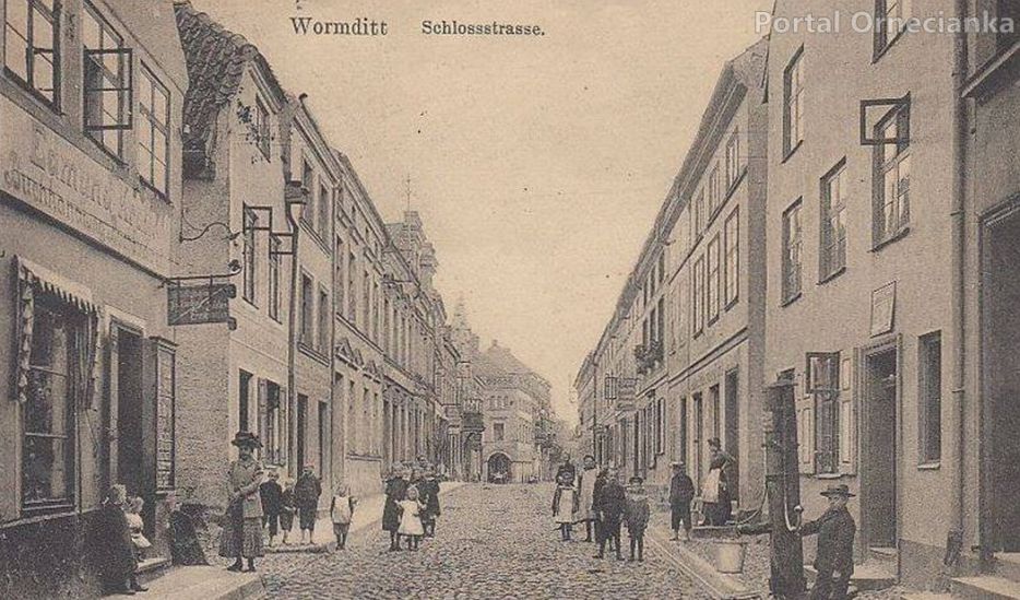 Po prawej widoczna ręczna pompa do wody